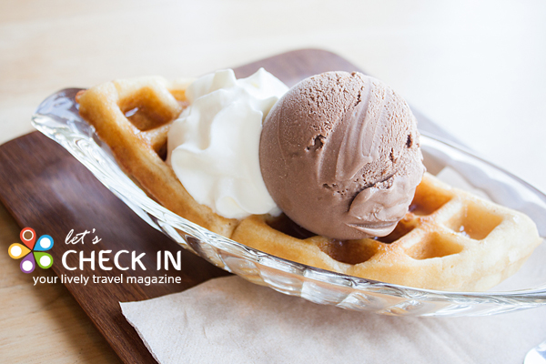 waffles set with dark chocolate ice cream - ไอศครีมช็อคโกแลตเข้มข้นเสิร์ฟมาบนวาฟเฟิลหอมกรุ่นราดเมเปิ้ลไซรัป
