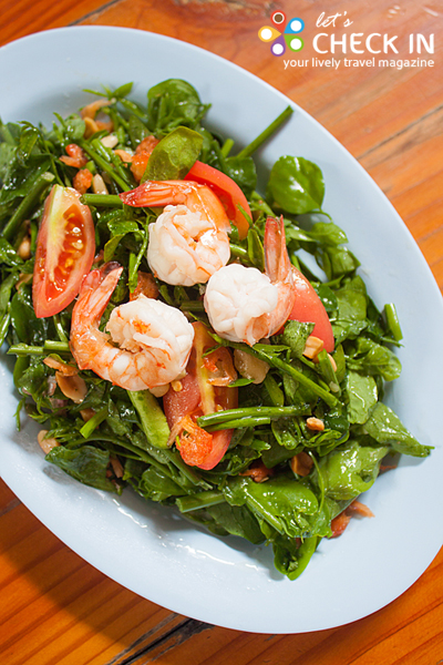 ส้มตำผักหวาน ผักหวานสดกรอบนำมาตำเป็นส้มตำรสออกเปรี้ยวหวาน กำลังดี