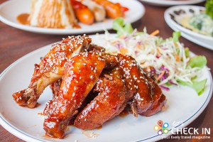 ไก่ทอดทูทูรสจัดจ้าน ไก่ทอดนำไปคลุกเคล้ากับซอสที่ออกเผ็ดเปรี้ยวหวาน เข้มข้น ลงตัว