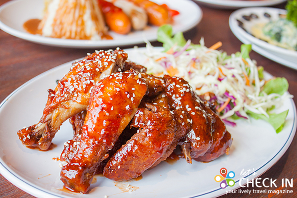ไก่ทอดทูทูรสจัดจ้าน ไก่ทอดนำไปคลุกเคล้ากับซอสที่ออกเผ็ดเปรี้ยวหวาน เข้มข้น ลงตัว