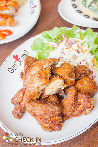 ไก่ทอดทูทูสูตรดั้งเดิม สูตรเฉพาะของทูทูผ่านการหมักเครื่องเทศก่อนนำไปทอดจนเหลืองทอง กรอบนุ่ม ไม่อมน้ำมัน