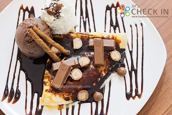 Rich Chocolate Crepe แป้งเครปหอมนุ่มราดซอสช็อคโกแลตจนชุ่ม ตกแต่งด้วยช็อคโกแลตหลากหลาย เสิร์ฟพร้อมไอศครีมช็อคโกแลต ถูกใจคนรักช็อคโกแลตจริงๆ