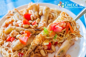 ส้มตำทอดของที่นี่ เราอยากจะเรียกว่าส้มตำพิซซ่า เพราะว่าทางร้านทอดมะละกอเป็นแพสวย ก่อนหั่นเป็นชิ้นสามเหลี่ยมดูคล้ายพิซซ่า เสิร์ฟกับน้ำส้มตำรสเปรี้ยวอมหวานกลมกล่อม