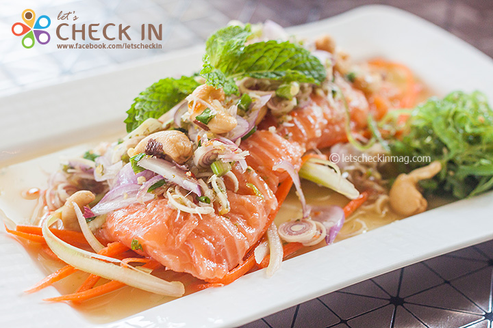 ยำปลาแซลมอน เนื้อปลาสดอร่อย กับน้ำยำรสจัดจ้าน