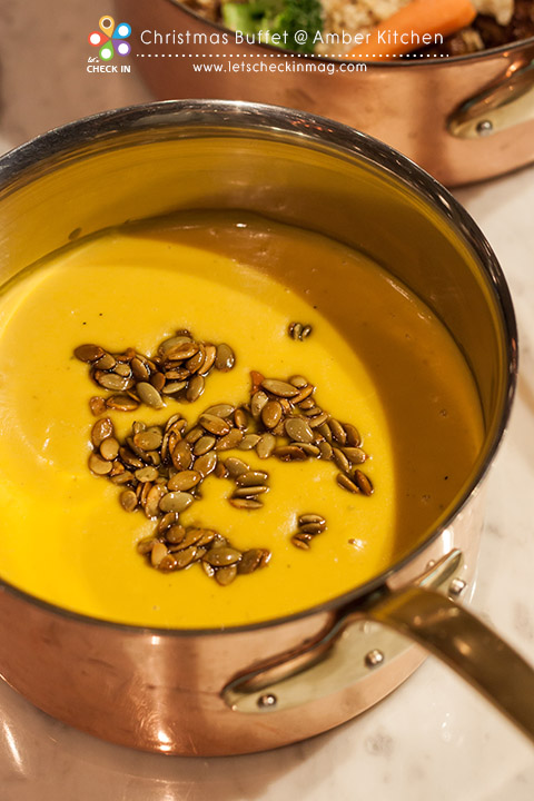 Pumpkin cream soup and caramelized pumpkin seeds