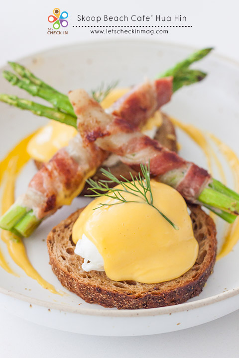 Bacon wrapped Asparagus Eggs Benedict อร่อยมาก รสชาติของซอสเข้มข้นลงตัวไม่เปรี้ยวเกินไป เข้ากันดีกับไข่แดงเยิ้มๆ ตัดรสด้วยเบค่อน