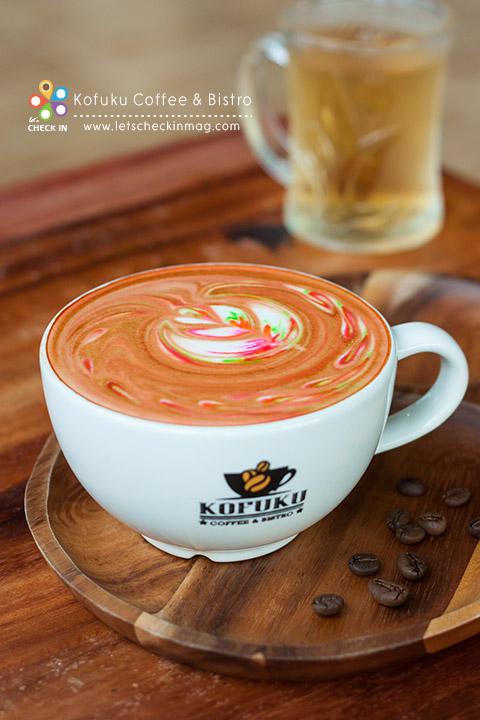 สำหรับใครที่ชอบลาเต้ ที่นี่มี Rainbow Latte ที่มาพร้อมลาเต้อาร์ตสีสดใสไม่ซ้ำกันสักแก้ว