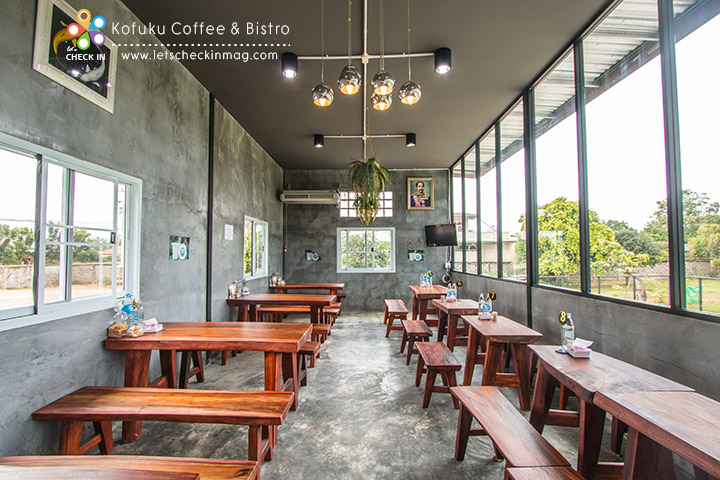 ด้านนี้เป็นฝั่งร้านอาหารที่แยกโซนชัดเจนจากร้านกาแฟ