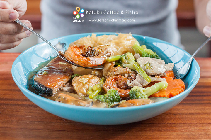 ปลาแซลมอน กุ้ง หมึก หอย กระเพาะปลา หมู มาเต็มมากๆ เสิร์ฟคู่น้ำจิ้มซีฟู้ดด้วย