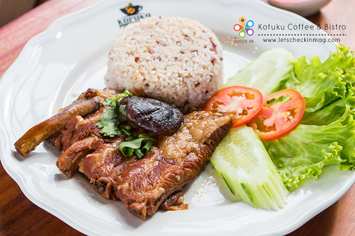 ข้าวซี่โครงหมูอบโค้ก ทางร้านบอกว่าเป็นเมนูขายดี ชิมแล้วไม่แปลกใจเลยว่าทำไมลูกค้าติดใจ เพราะว่าหมูนุ่มมากกกกกก