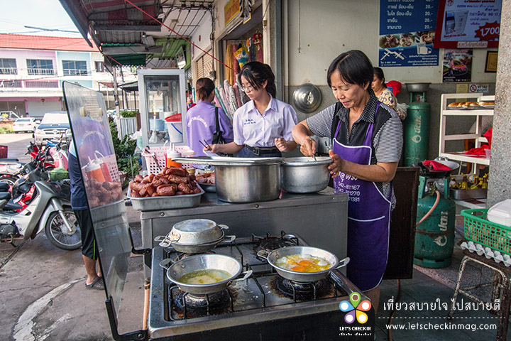 มีไข่กระทะ ต้มเลือดหมู กาแฟโบราณ