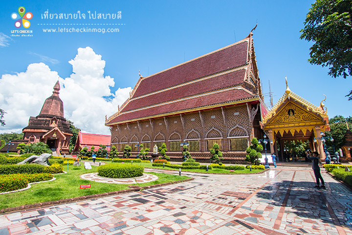 พระอุโบสถหลังใหญ่สร้างด้วยศิลาแลงทั้งหลัง 