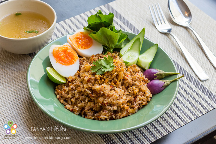 ข้าวผัดน้ำพริกกากหมู เผ็ดนิดๆ กรอบกากหมู ทานกับไข่เป็ดไล่ทุ่งต้ม