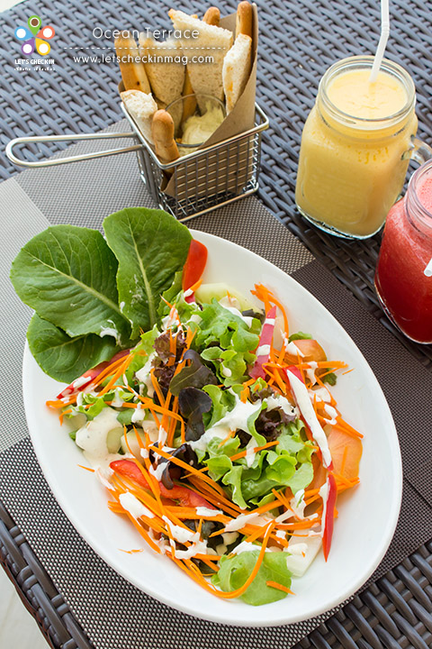 caesar smoked salmon salad จานนี้ล่ะที่เชฟปรุงสดๆ ริมทะเลให้เราได้ชมและชิม