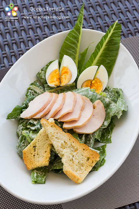 Chicken Breasts Salad สลัดอกไก่ จานนี้เฮลตี้ มีทั้งผักปลอดสาร อกไก่ และไข่ต้ม