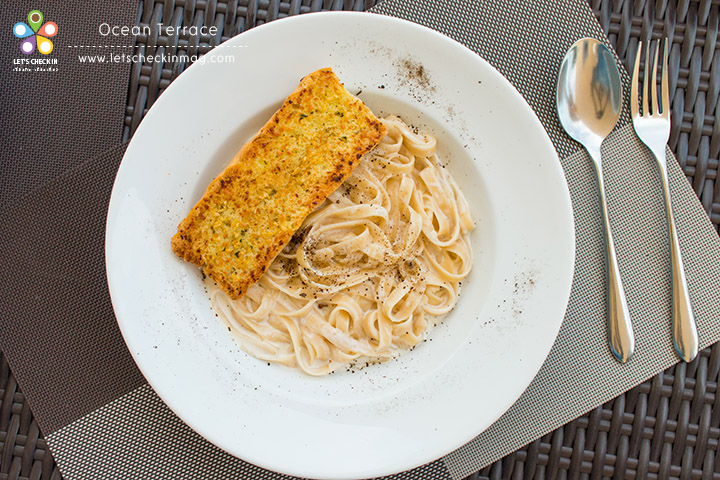 Spaghetti Carbonara ครีมมี่ หอมชีส เสิร์ฟกับขนมปังกระเทียมกรอบๆ