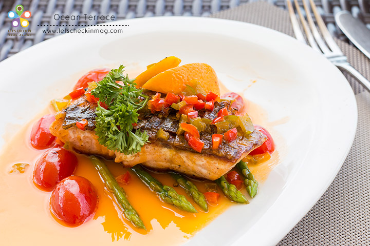 Grilled Salmon orange sauce สเต็กปลาแซลมอนกริลได้ความสุกกำลังดี ราดซอสส้มออกเปรี้ยวอมหวานนิดๆ รสชาติลงตัว