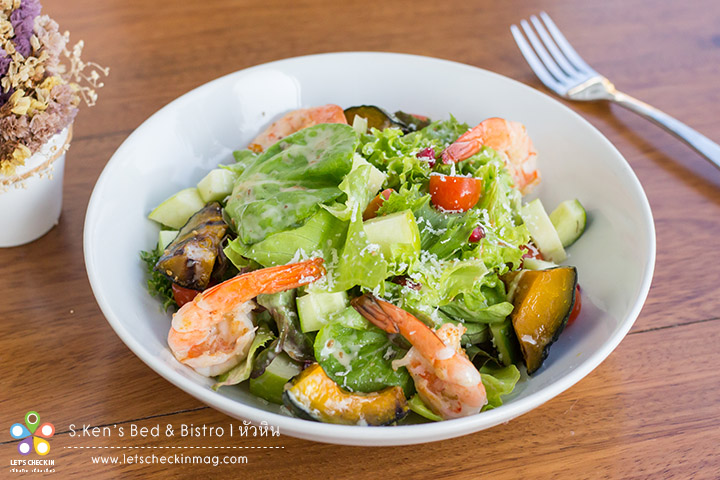 S.Ken's Signature Salad with Homemade Dressing สลัดผักนานาชนิดและกุ้ง เสิร์ฟกับซอสงาญี่ปุ่นหอมๆ