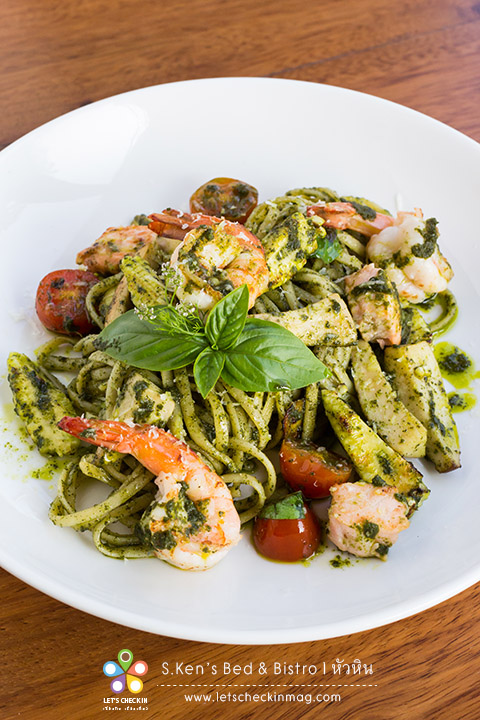 Linguine Salmon & Prawns with Pesto Sauce พาสต้าผัดซอสโหระพา กุ้ง และแซลมอน