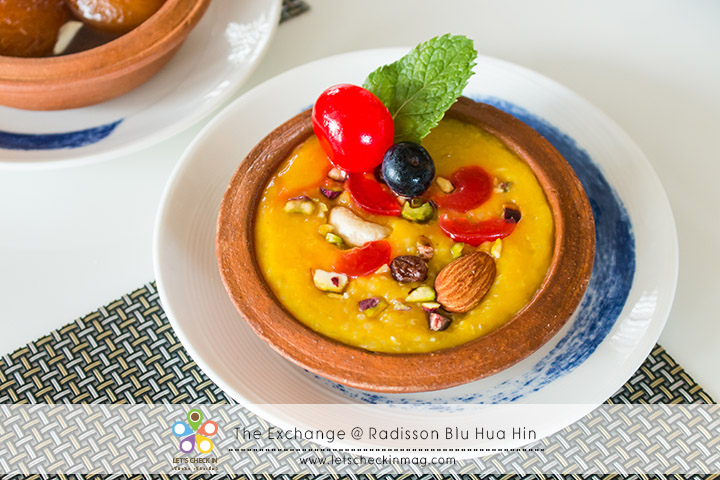 มาถึงของหวานกันบ้าง Mango Kheer หรือพุดดิ้งมะม่วงแบบอินเดีย นอกจากมะม่วงแล้วยังใส่ข้าวบาสมาติ หรือข้าวอินเดียลงไปด้วย เวลาทานสัมผัสได้ถึงเนื้อพุดดิ้งเนียนๆ และข้าวบาสมาติ