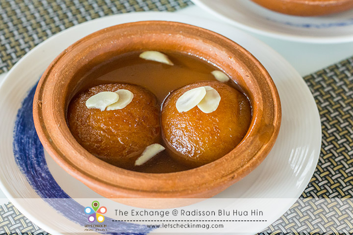 Gulab Jamun ขนมขึ้นชื่อของทางอินเดียตอนใต้ เป็นแป้งผสมนมนำไปทอดในเนยอินเดีย ราดด้วยน้ำเชื่อมที่มีกลิ่นหอมอ่อนๆ ของลูกกระวานและดอกไม้ รสชาติค่อนข้างหวานมาก ถ้าทานคู่ชาร้อนจะลงตัวที่สุด