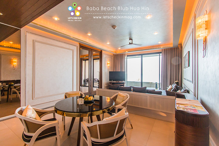 คราวนี้มาดูห้อง Beachfront Penthouse บ้าง ใหญ่โตไฮโซสุดๆ แบ่งเป็นโซนห้องนั่งเล่นและห้องนอน