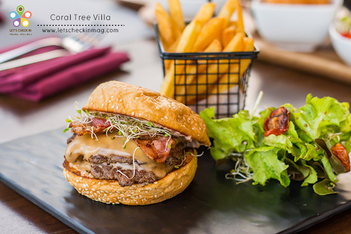 Pressed Beef Burger (150g Australian Beef) เบอร์เกอร์เนื้อกด เนื้อเบอร์เกอร์แผ่นบางสองชิ้นคั่นด้วยชีสสองแผ่น ชีสนี่เยิ้มเข้ากับเนื้อเลย