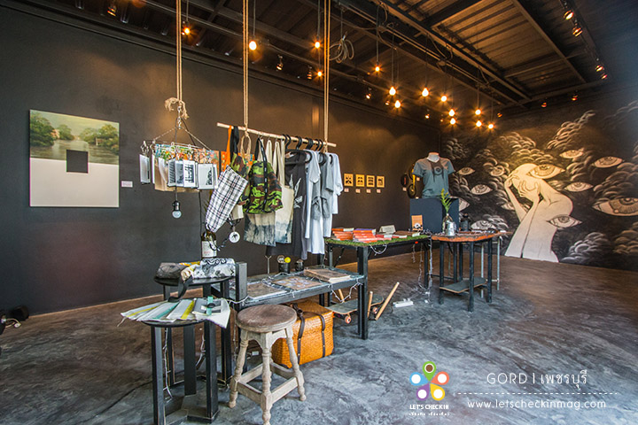โซนนี้เป็น Art Gallery ชื่อว่า The Cave อยู่ด้านในของร้าน