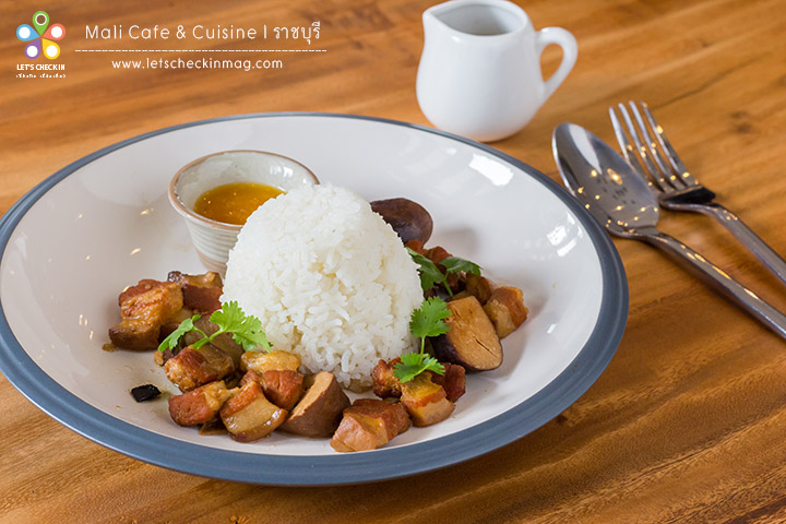 ข้าวหมูพะโล้เต้าหู้ดำ เต้าหู้ดำของดีเมืองโพธารามเอามาทำพะโล้กับหมูสามชั้นต้มจนนุ่ม รสชาติกลมกล่อมดีงาม