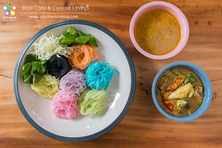 ขนมจีนสมุนไพร7สี ขนมจีนสีสวยๆ เสิร์ฟเป็นเซ็ตกับน้ำยาปูและแกงเขียวหวานไก่