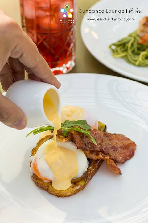Egg Benedict : poached eggs เสิร์ฟบน soft french bread ราดซอส Hollandaise