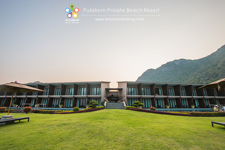 ชั้นล่างเป็นห้อง Deluxe Pool Access ชั้นบนเป็น Deluxe Sea View