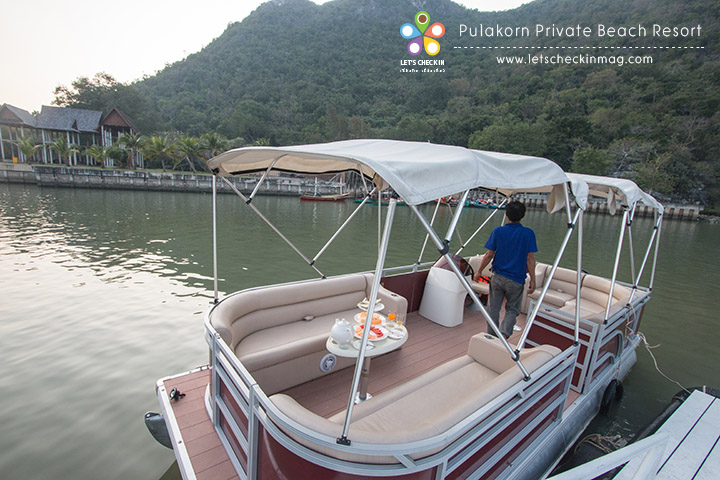 ตกเย็นได้เวลาล่องเรือชมวิถีชีวิตชาวประมงบ้านบางปู เรือกว้างนั่งสบายแบบนี้เลย