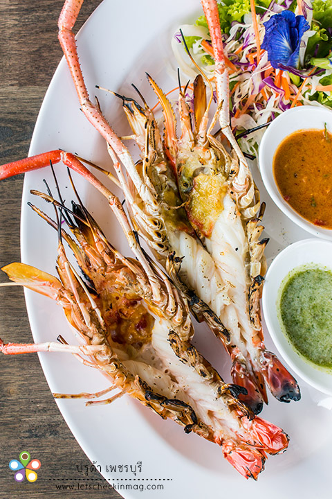 กุ้งเผา มันกุ้งเยิ้มๆ เสิร์ฟกับน้ำจิ้มสองแบบสองสไตล์ คือน้ำจิ้มซีฟู้ดที่เราคุ้นเคย และซอสฉู่ฉี่ ซึ่งเจ้าซอสฉู่ฉี่นี่จัดว่าเด็ดมาก หอมเข้มข้น กินกับเนื้อกุ้งเด้งๆ หวานๆ เข้ากันดี๊ดี