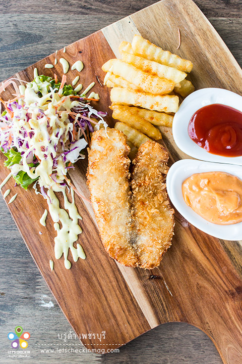 Fish & Chip เนื้อปลาคลุกกับเกล็ดขนมปังที่ผสมเครื่องเทศเพิ่มความหอม ทอดกรอบนอกนุ่มในไม่อมน้ำมัน เสิร์ฟกับซอลสูตรพิเศษที่มีส่วนผสมของมายองเนส มะนาว และน้ำพรอกเผา มีความ east meet west