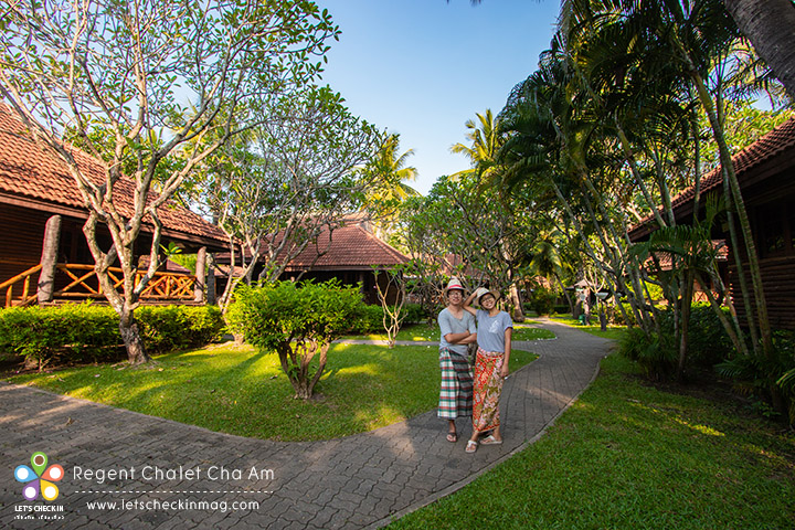 เดินถ่ายรูปเล่นปิดท้าย ผ้าถุงแบบนี้ บรรยากาศ tropical แบบนี้ กระท่อมแบบนี้ นึกว่าอยู่บาหลี