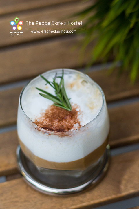 ดำเนินสะดวก กาแฟ signature ของร้าน รสชาติเข้มข้น หอม มัน กลิ่นมะพร้าวหอมเตะจมูก