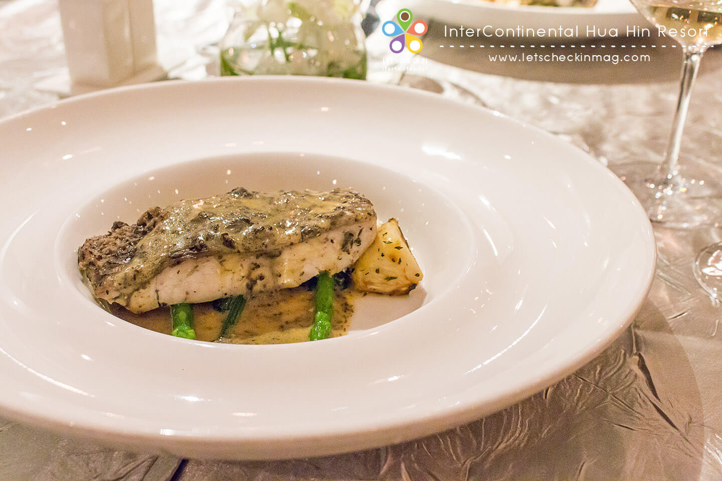 Branzino Con Tartufo Estivo จานที่สามเป็นปลากะพง กับทรัฟเฟิลและเวอร์มุธ ซอสคือหอมมาก หอมเนยและทรัฟเฟิล เชฟบอกว่าใช้ทรัฟเฟิลเยอะมากๆ ค่ะ