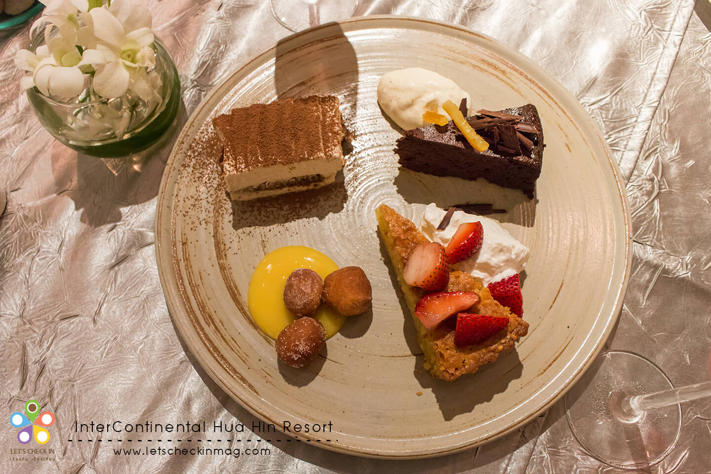 Selezione Di Dolci ขนมหวานมีทั้งหมดสี่อย่าง ทีรามิสุ ละมุน ฉ่ำรสกาแฟ, โดนัทชิ้นเล็กๆ แป้งกรอบนอกนุ่มใน เสิร์ฟกับเลม่อนเคิร์ด, อัลมอนด์ทาร์ต เหมาะกับคนไม่ชอบครีม ตัวนี้หอมเนยและอัลมอนด์ หวานน้อย และsoft chocolate cake ที่เชฟบอกว่าเป็น signature ใช้ดาร์คช็อคโกแลต 70% เนื้อเค้กนุ่มมาก เข้มข้นเต็มรสช็อคโกแลตจริงๆ