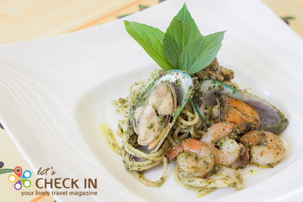 Spaghetti Pesto Seafood สปาเก็ตตี้เส้นนุ่มกำลังดี ผัดกับเพสโต้ซอส หอมแบบอิตาเลี่ยนแท้ๆ