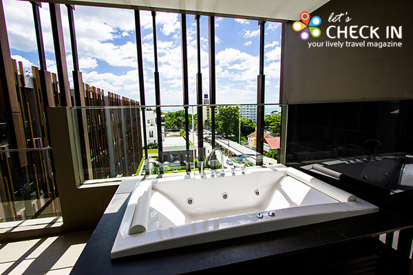 Ocean View Suite อ่างอาบน้ำริมผนังกระจก เปิดโล่งให้นอนแช่น้ำชมวิวได้