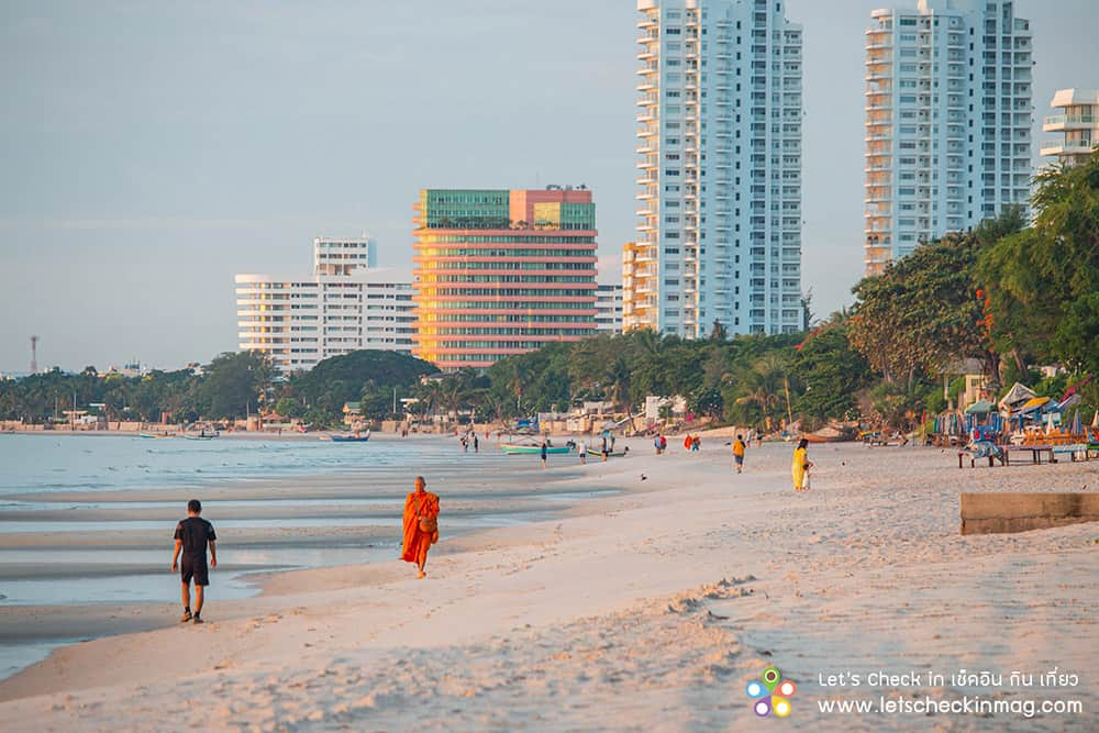 พระบิณฑบาตรริมหาดหัวหิน